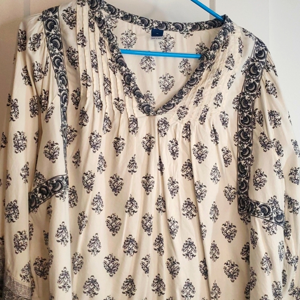 Old Navy sz XL cream and black top